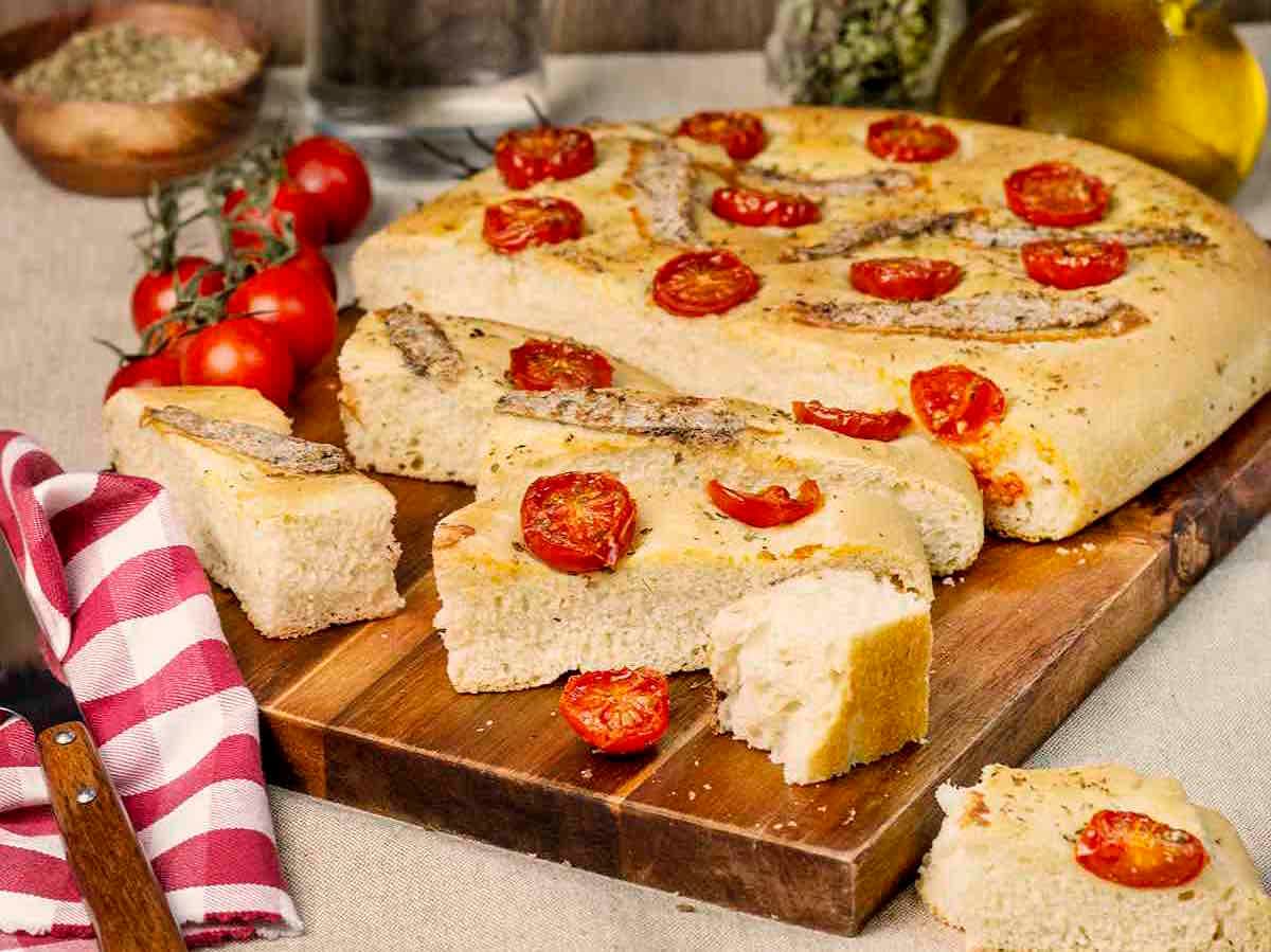 Focaccia de cherrys, anchoas y orégano
