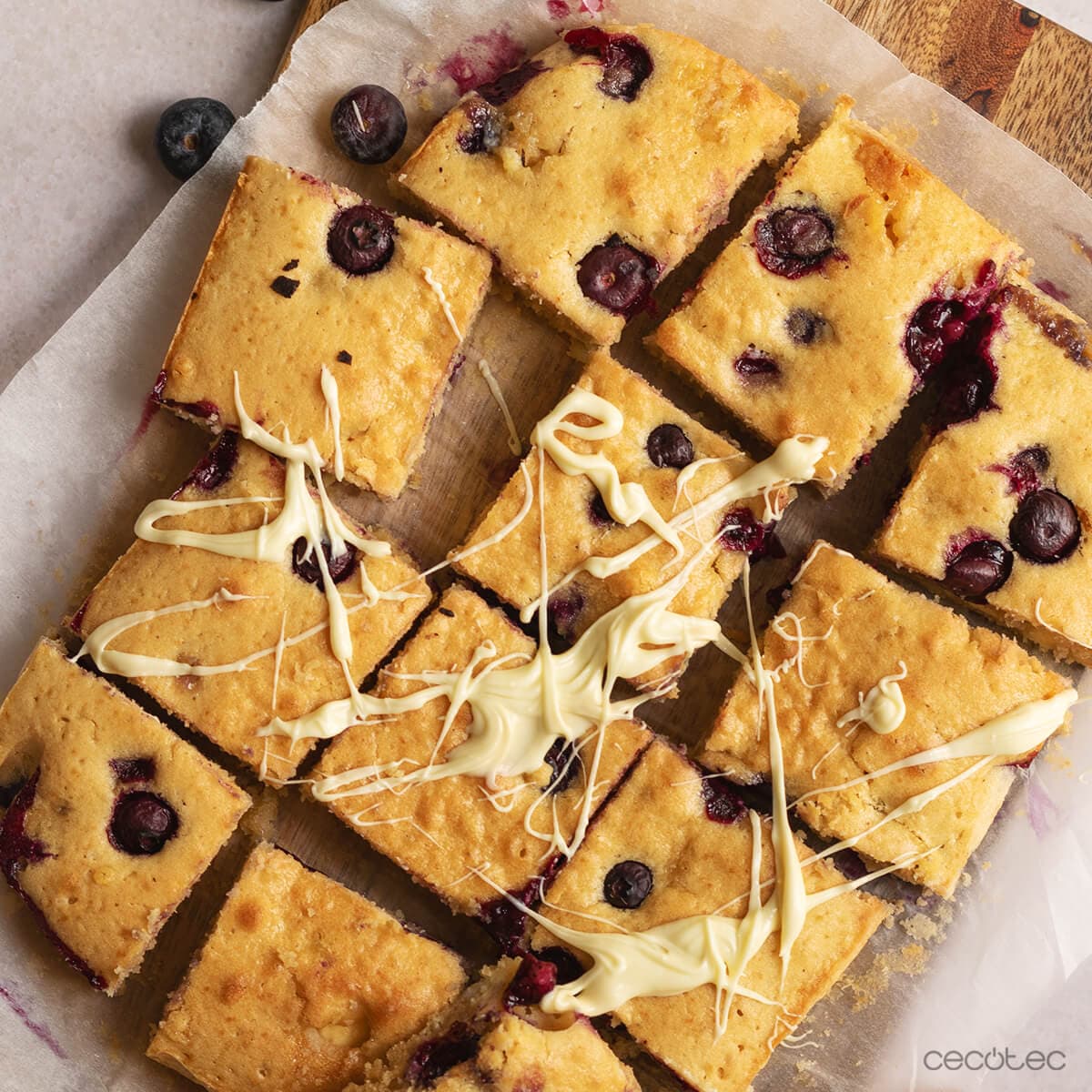 Blondie de chocolate blanco con arándanos en Mambo