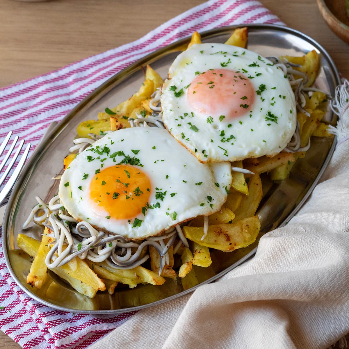 Huevos rotos con gulas en Olla GM