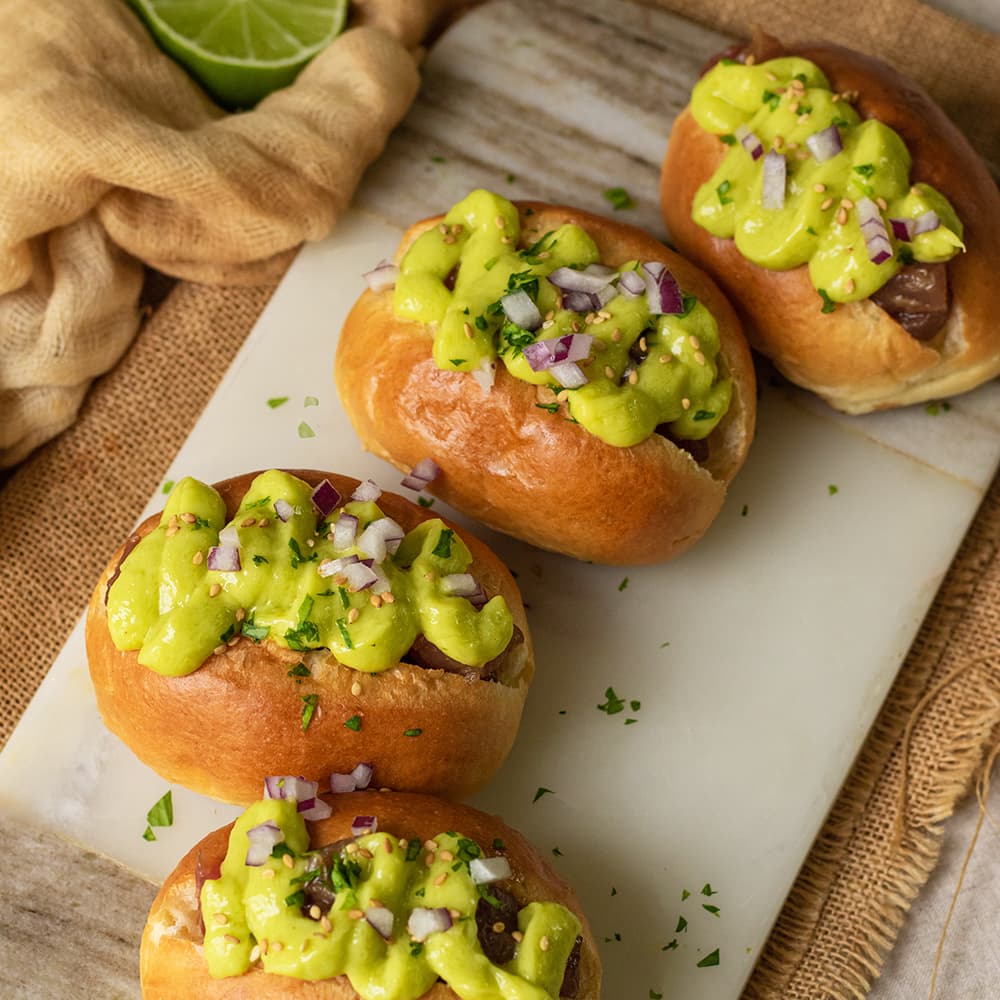 Brioche relleno de tartar de atún con salsa de mango y aguacate en Mambo