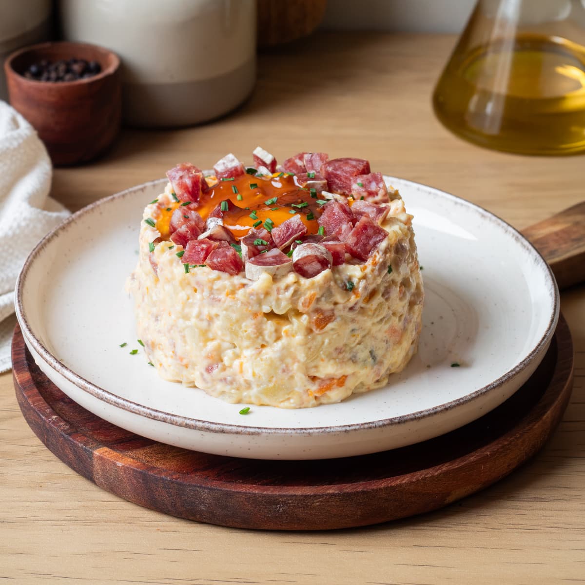 Ensaladilla de fuet con yema curada en Mambo