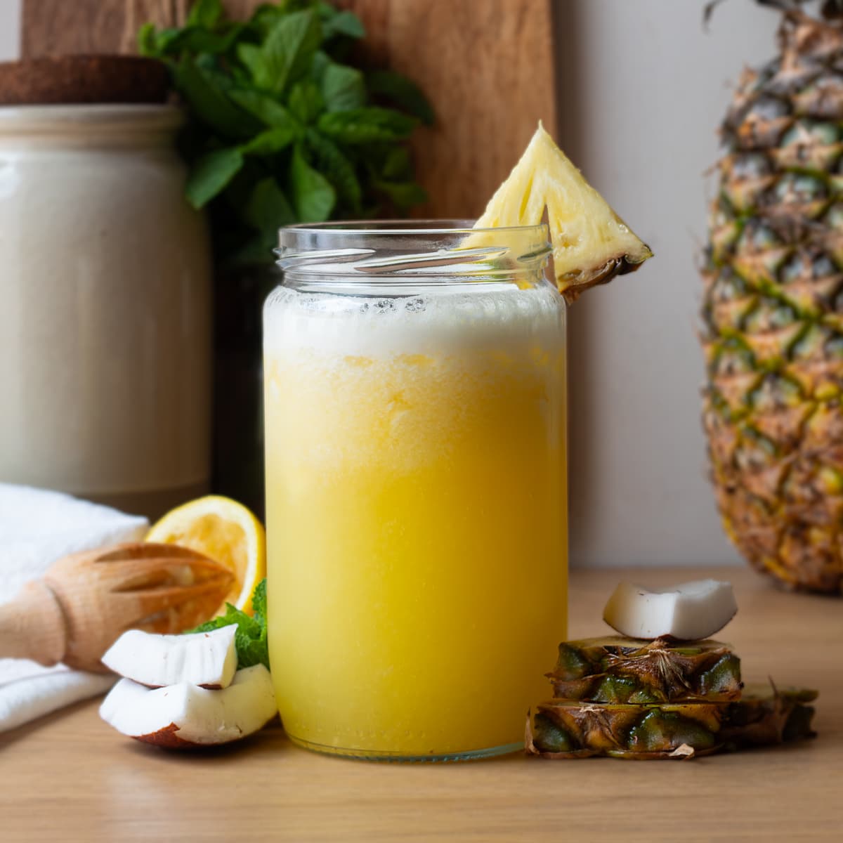 Agua de piña con coco en Mambo