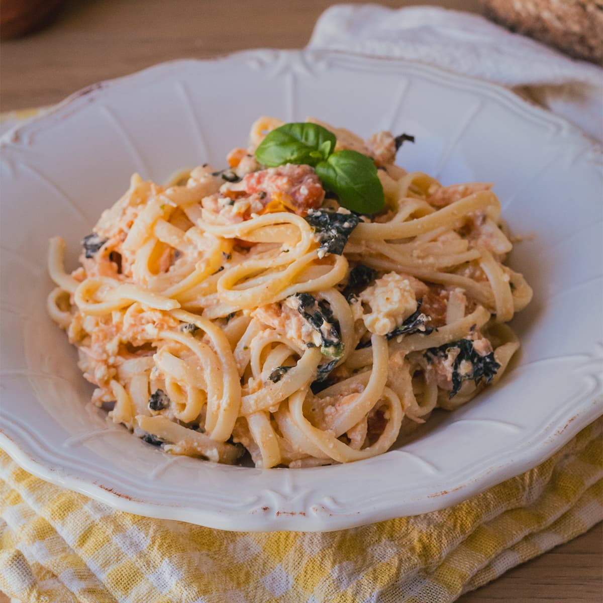 Pasta con salmón y queso feta en Cecofry