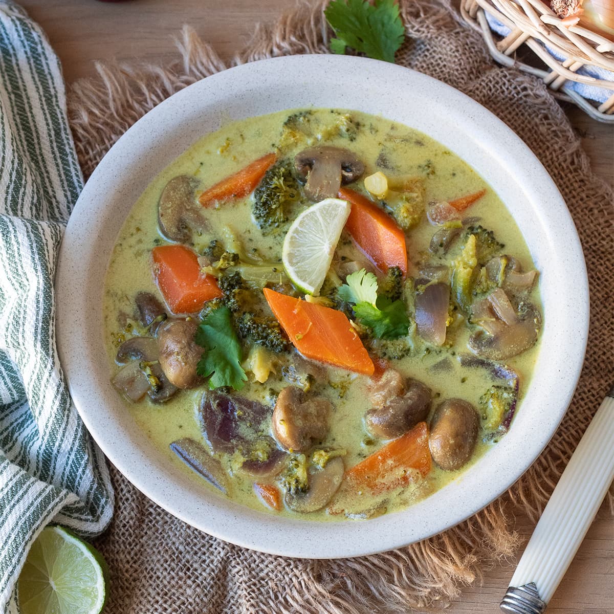 Sopa de verduras al curry en Mambo