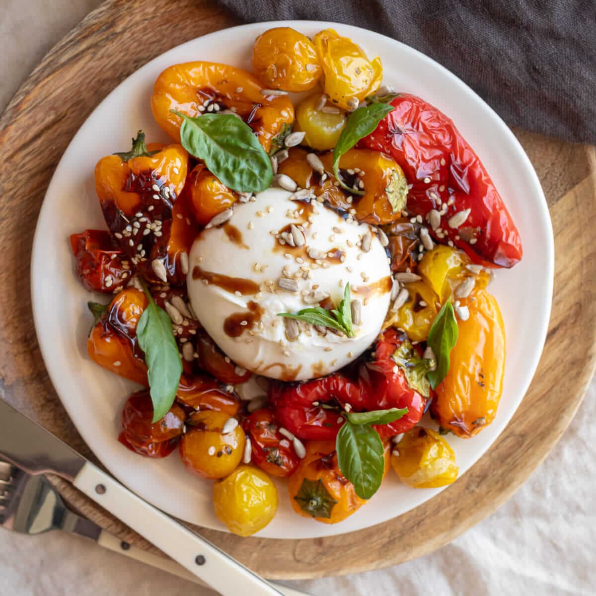 Ensalada de tomates y pimientos asados con burrata en Cecofry