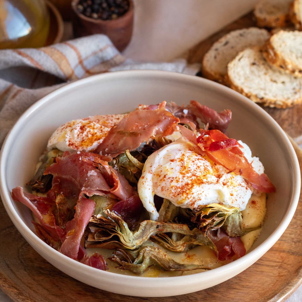Parmentier con chips de alcachofa, huevo poché y jamón crujiente en Cecofry