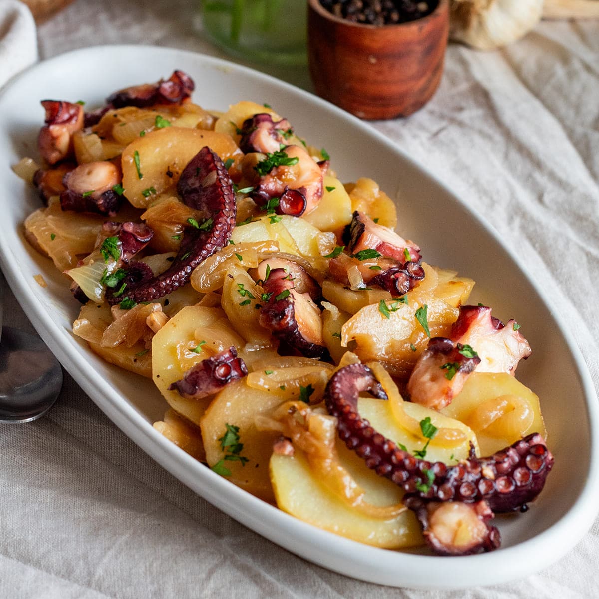 Pulpo encebollado con patatas en Olla GM