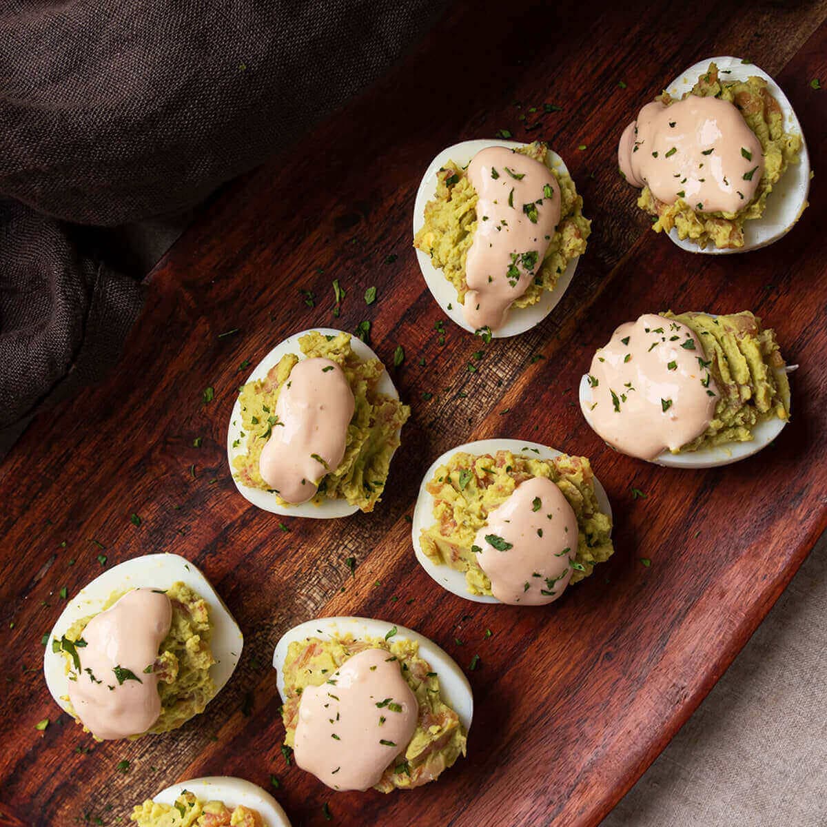 Huevos rellenos con salmón y aguacate en Cecofry