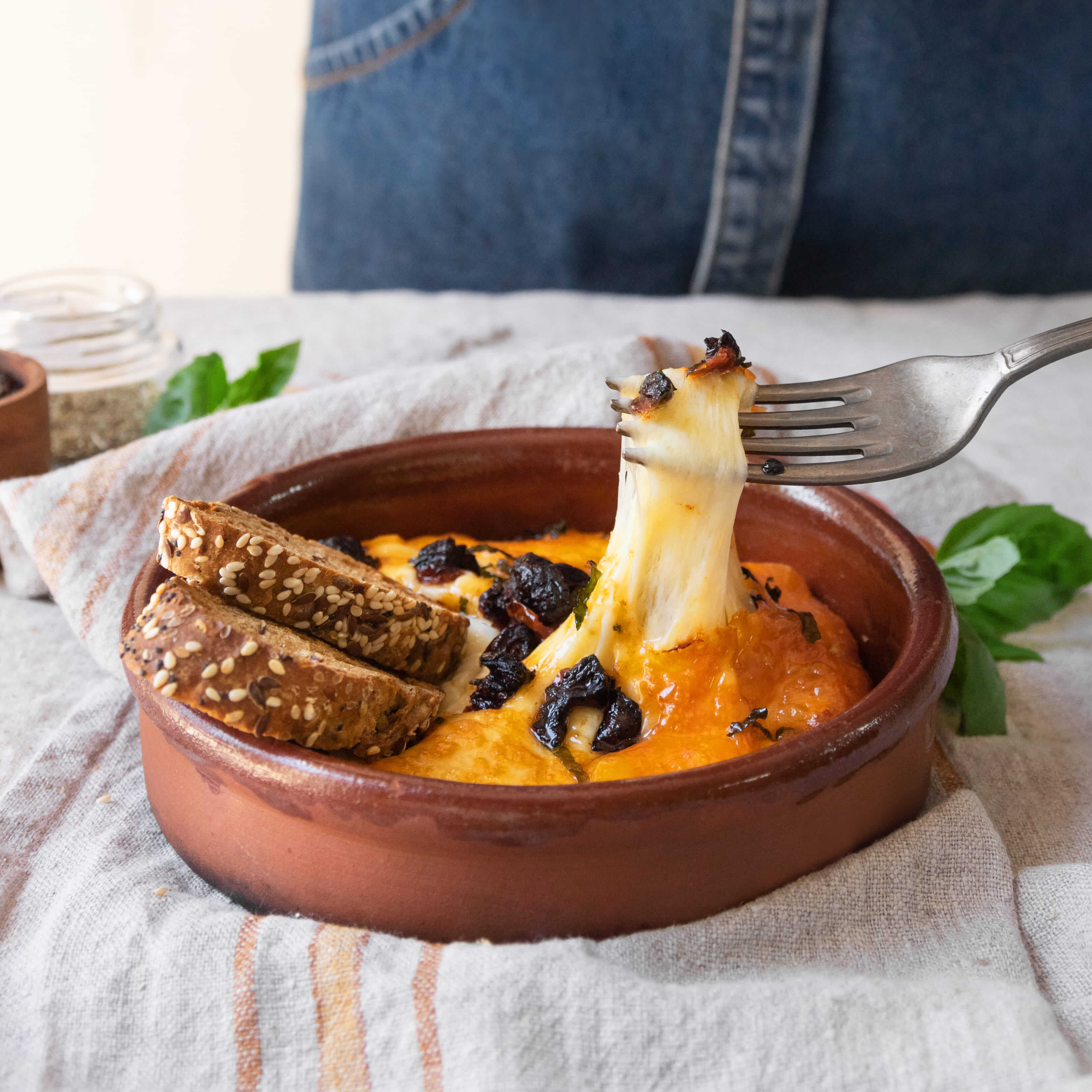 Provolone con tomates secos y albahaca en Cecofry - Recetas Cecotec Mambo ·  Cecofry