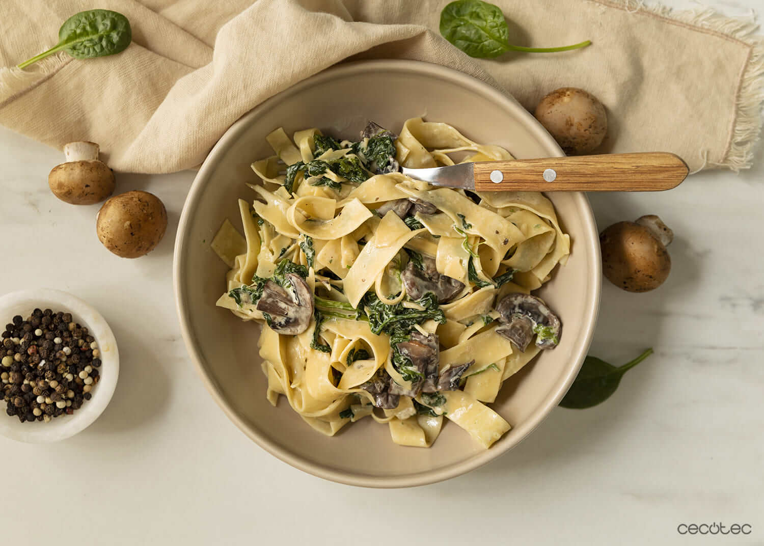 Pasta cremosa con champi ones y espinacas en Mambo